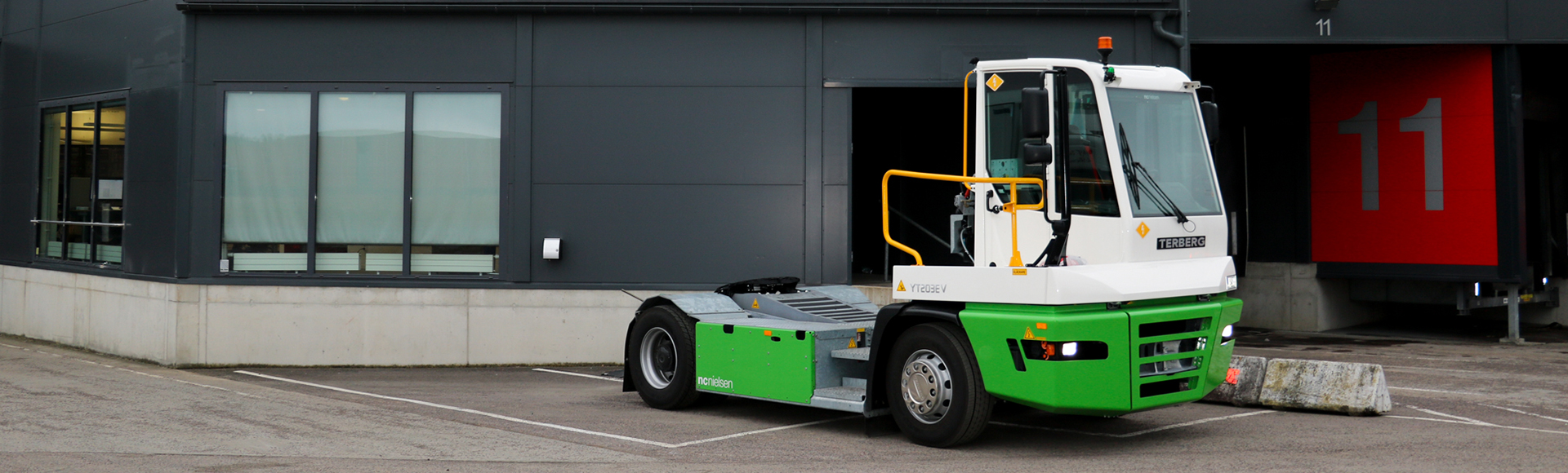 Flexible Warehouse Management with the  Electric Terberg YT203-EV