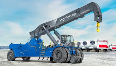 Reach stacker with the impressive lifting capacity of 180 ton for Blue Water Shipping in Denmark